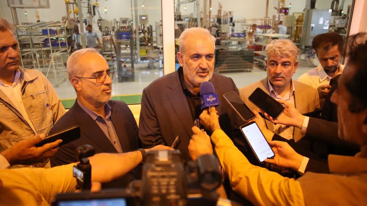 به گزارش خبرانرژی به نقل از خبرنگار ایرنا، عباس علی آبادی روز چهارشنبه در جریان بازدید از خودرو سازی های منطقه ویژه اقتصادی ارگ جدید بم در جمع خبرنگاران افزود: کرمان در صنعت برقی سازی خودرو کشور پیشتاز شده که این موضوع قابل قدردانی است.