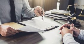 به گزارش خبرانرژی به نقل از باهاتیم، ما ایرانی‌ها به‌خصوص متولدان دهه ۳۰ و ۴۰ و ۵۰ خودمان را در همه زمینه‌ها عقل کل می‌دانیم و تصور می‌کنیم اگر در مورد یک مسئله تخصصی نظر ندهیم یا خدای‌ناکرده نظر یک متخصص را سؤال کنیم، کلیه اعتبار و آبروی اندک‌اندک جمع شده خویش را به فنا داده‌ایم!