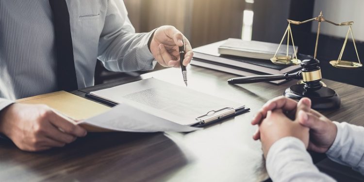 به گزارش خبرانرژی به نقل از باهاتیم، ما ایرانی‌ها به‌خصوص متولدان دهه ۳۰ و ۴۰ و ۵۰ خودمان را در همه زمینه‌ها عقل کل می‌دانیم و تصور می‌کنیم اگر در مورد یک مسئله تخصصی نظر ندهیم یا خدای‌ناکرده نظر یک متخصص را سؤال کنیم، کلیه اعتبار و آبروی اندک‌اندک جمع شده خویش را به فنا داده‌ایم!