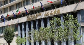 به گزارش خبرانرزی به نقل از شانا، ایران هم‌اکنون با تحریم‌های زیاد و سختی دست‌وپنجه نرم می‌کند و در جنگ اقتصادی تمام‌عیاری قرار دارد. در سال‌های گذشته همواره از سوی دولت‌های مختلف تلاش می‌شد تحریم‌ها دور زده شود. در این روش، با افزایش هزینه‌ها، ایران نفت خود را می‌فروخت و با قیمت گران‌تری تجهیزات موردنیاز را وارد کشور می‌کرد. راه‌حلی که امکان توسعه اقتصادی را برای کشور ایجاد نمی‌کرد و در طولانی‌مدت نیز هزینه‌های زیادی را به‌دنبال داشت.