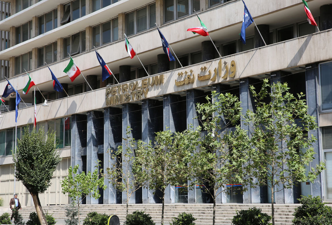 به گزارش خبرانرزی به نقل از شانا، ایران هم‌اکنون با تحریم‌های زیاد و سختی دست‌وپنجه نرم می‌کند و در جنگ اقتصادی تمام‌عیاری قرار دارد. در سال‌های گذشته همواره از سوی دولت‌های مختلف تلاش می‌شد تحریم‌ها دور زده شود. در این روش، با افزایش هزینه‌ها، ایران نفت خود را می‌فروخت و با قیمت گران‌تری تجهیزات موردنیاز را وارد کشور می‌کرد. راه‌حلی که امکان توسعه اقتصادی را برای کشور ایجاد نمی‌کرد و در طولانی‌مدت نیز هزینه‌های زیادی را به‌دنبال داشت.