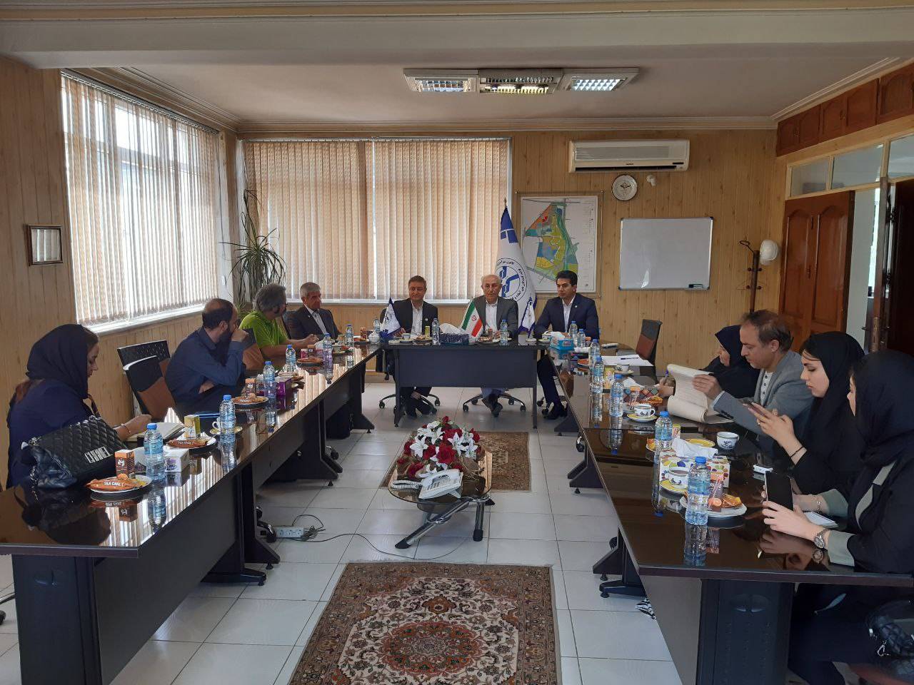 به گزارش خبرانرژی به نقل از تولید و بازار، محرم کریمی، دبیر کانون سراسری تولیدکنندگان بتن آماده در نشست خبری با اشاره به اینکه قدمت تولید بتن به سال ۱۳۵۰ بازمی‌گردد، گفت: در کشور به طور متوسط، سالانه ۶۰ میلیون تن سیمان تولید می‌شود که حدود ۶۰ درصد این سیمان‌ها به صورت فله‌ای است و تولید بتن آماده در وضعیت قابل قبولی قرار ندارد و اگر بتن برای جامعه شناخته نشود قطعاً وضعیت تولید بتن ارتقا نخواهد یافت.