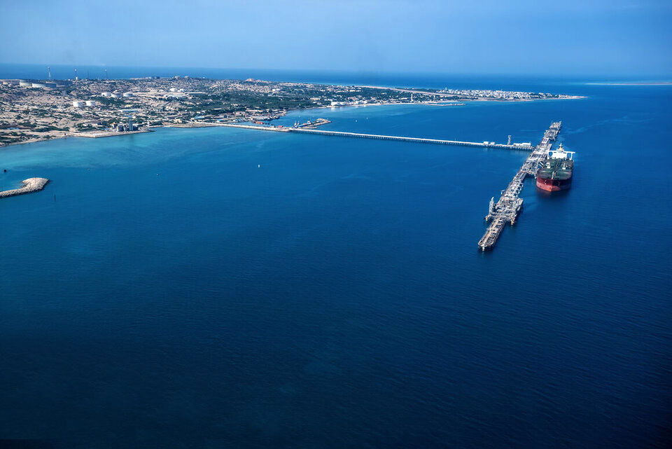 به گزارش خبرانرژی به نقل از ایرنا، محمد رضوانی‌فر دراین‌باره توضیح داد: از ابتدای امسال تا پایان تیر، ۱۸ میلیارد و ۵۰۰ میلیون دلار کالا وارد کشور شده که نسبت به مدت مشابه پارسال، ۶درصد کاهش داشته است؛ بر این اساس، تراز تجاری کشور بدون نفت یک‌میلیارد دلار منفی است.