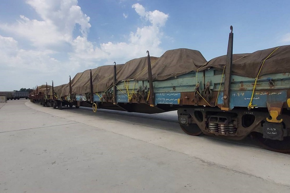 به گزارش خبرانرژی، درراستای فعالیت چندوجهی گروه کشتیرانی در حمل بار صادراتی به مقصد کشور‌های حاشیه دریای خزر، نخستین محموله صادراتی با استفاده از واگن‌های شرکت حمل‌و‌نقل ترکیبی گروه کشتیرانی و با برنامه‌ریزی و هدایت کشتیرانی دریای خزر، از بندر کاسپین به مقصد کشور‌های حاشیه دریای خزر حمل شد.