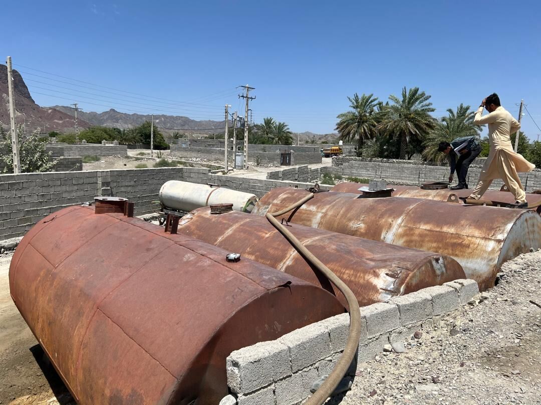 به گزارش خبرانرژی به‌نقل از شرکت ملی پخش فرآورده‌های نفتی منطقه چابهار، سیدکیومرث کمالیار درباره جزئیات این طرح توضیح داد: این شرکت با تشکیل گروه‌های نظارتی متشکل از واحدهای حراست، کنترل و نظارت و مهندسی فرآورده‌ها و همچنین با به‌کارگیری گزارش‌ سامانه‌های نرم‌افزاری و مطابقت آن با فعالیت واقعی مصرف‌کنندگان، تخلف‌های عرضه خارج از شبکه و قاچاق فرآورده‌های نفتی در بخش‌های مختلف را شناسایی کرده است.