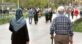 به گزارش خبرانرژی به نقل از باهاتیم: با تکیه بر پیشبینی جمعیتشناسها باید انتظار داشت که در سال ۱۴۳۰درست زمانی که متولدان دهه شصتی به دوران پیری قدم میگذارند، نزدیک به ۳۰درصد جمعیت ایران را سالمندان بالای ۶۵سال تشکیل دهند.