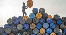 به گزارش خبرانرژی به نقل از رویترز، قیمتهای جهانی نفت خام در معاملات روز چهارشنبه (دهم مرداد) در پی ترور اسماعیل هنیه، رئیس دفتر سیاسی حماس، در تهران که باعث تشدید تنشها در خاورمیانه شده است بیش از یک دلار افزایش یافتند، بااینحال افزایش قیمتها بهدنبال فشار نگرانیها درباره تقاضای ضعیف چین محدود بود.