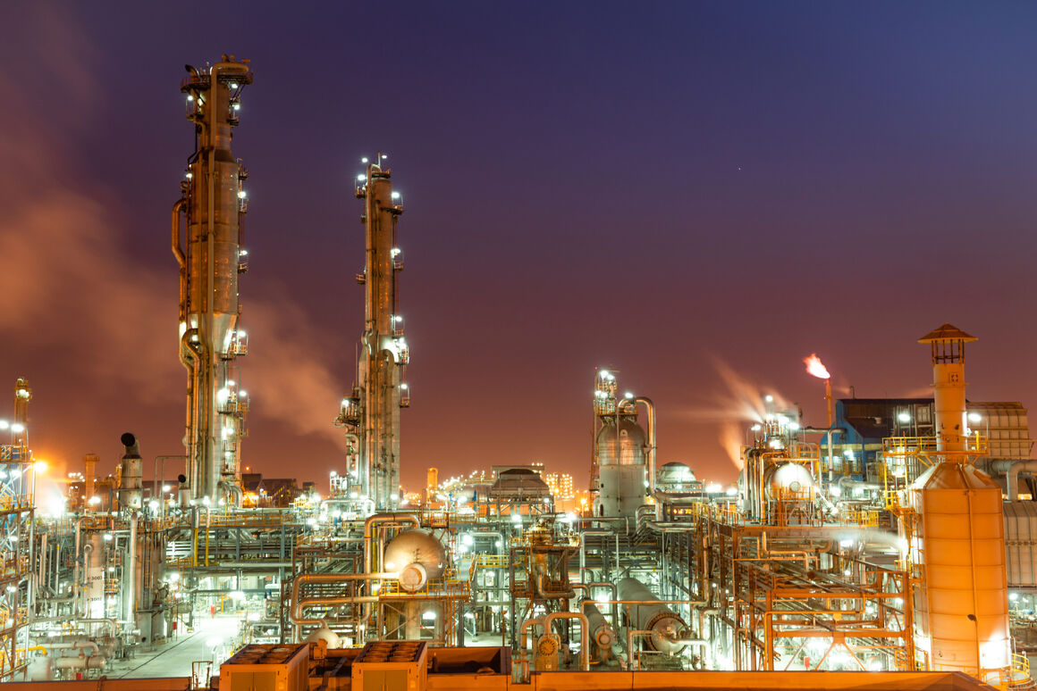 به گزارش خبرانرژی به‌نقل از پتروشیمی پردیس،  سیدمحمدرضا میری لواسانی با گرامیداشت بیست‌وششمین سالروز شهادت شهید صارمی و تبریک روز خبرنگار به اصحاب رسانه با اشاره به موفقیت‌های این شرکت در سال مالی ۱۴۰۳ بیان کرد: امسال برای نخستین‌بار به رکورد تولید ماهانه ۳۰۰ هزار تن طی سه ماه پیاپی دست یافتیم و در ۱۰ ماه سال مالی، تولید تجمعی به ۲ میلیون و ۷۷۶ هزار تن رسید. پیش‌بینی می‌شود تولید تجمعی پردیس تا پایان سال مالی ۱۴۰۳ به رکورد ۱۰۰درصد ظرفیت اسمی و معادل ۳ میلیون و ۲۲۵ هزار تن برسد که رکوردی تاریخی در دوره تأسیس این شرکت خواهد بود.