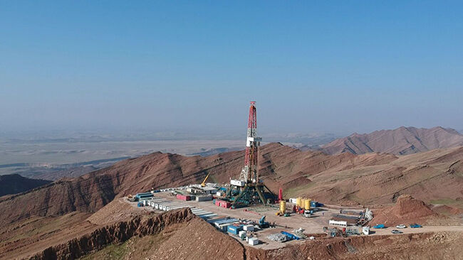 به گزارش خبرانرژی به‌نقل از شرکت ملی مناطق نفت‌خیز جنوب، کریم حمید گفت: میدان نفتی سولابدر در جنوب شرقی میدان بی‌بی‌حکیمه واقع شده است. حفاری در این میدان برای نخستین‌ بار در سال ۱۳۰۳ هجری شمسی و با حفر چاه‌های سولابدر ۱ و سولابدر ۲ آغاز شد که این چاه‌ها غیراقتصادی تشخیص داده شده و متروکه شدند.