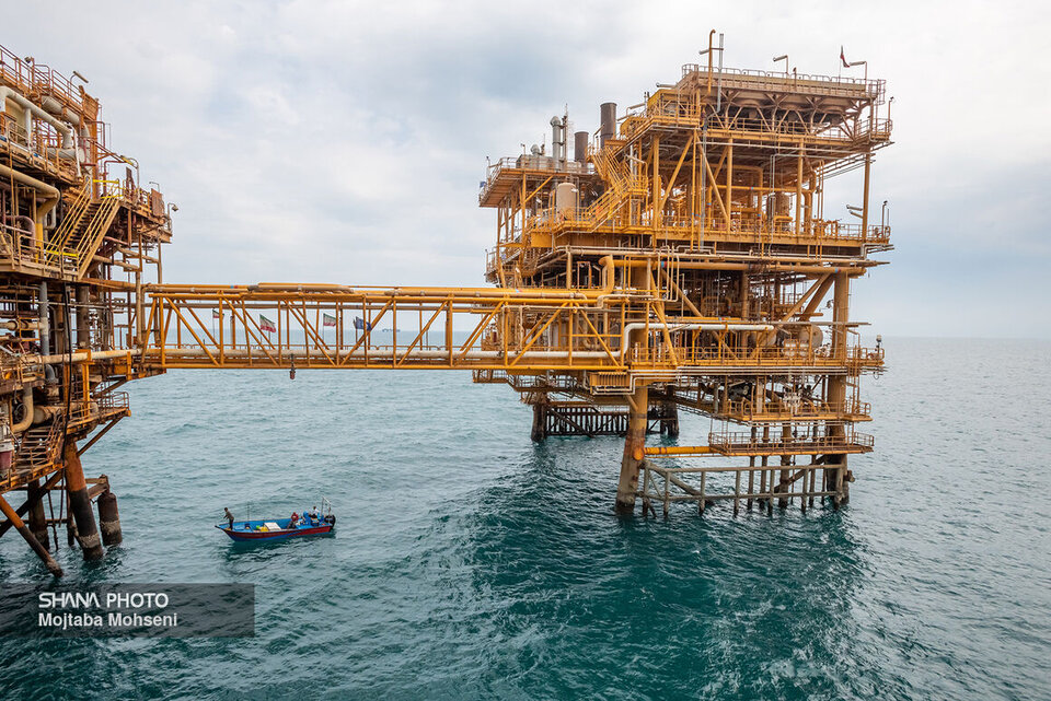 به گزارش خبرانرژی به‌نقل از شرکت نفت فلات قاره ایران، علیرضا مهدی‌زاده روز چهارشنبه (۱۰ مرداد) در بازدید از روند ساخت سکوهای A20 و A21 میدان ابوذر در یارد خرمشهر با اشاره به پیشرفت ۸۵درصدی روند ساخت این سکوها، گفت: ٩٩درصد کالاهای مورد نیاز مربوط به این پروژه تأمین شده و بخشی از این کالاها در انتظار ترخیص از گمرک است و فعالیت‌های اجرایی این پروژه با سرعت مناسبی ادامه دارد.