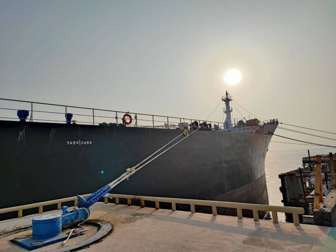 به گزارش خبرانرژی به‌نقل از شرکت نفت فلات قاره ایران، کارکنان اقماری شرکت نفت فلات قاره ایران در مناطق عملیاتی با تلاش شبانه‌روزی خود نقش کلیدی در مدیریت عملیات اکتشاف، توسعه میدان‌ها، تولید و بهره‌برداری از منابع نفت خام و گاز طبیعی مستقر در حوزه خلیج‌فارس به‌ عهده دارند.