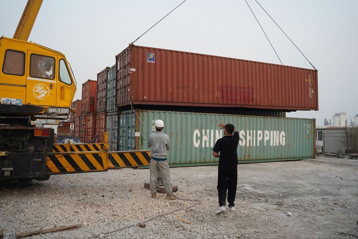 به گزارش خبرانرژی به‌نقل از شرکت پتروشیمی صدف خلیج‌فارس، علی صفوی با اشاره به مشکلات طولانی‌مدت این طرح توضیح داد: ناحیه فینیشینگ (آخرین بخش فرایند تولید) به‌دلیل تحریم‌های ظالمانه غرب و نبود نقشه‌های مهندسی و تجهیزات، سال‌ها به‌عنوان یکی از حلقه‌های مفقوده پتروشیمی صدف خلیج‌فارس باقی مانده بود. اما از تیر پارسال با تمرکز ویژه بر تأمین نیازهای این بخش، موفق شدیم نقشه‌ها و سازه‌های آن را تکمیل کنیم و اکنون با ورود تجهیزات از اروپا، اقدام‌های نهایی این ناحیه آغاز شده است.