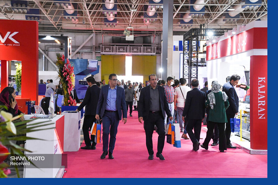 به گزارش خبرانرژی به‌نقل از شرکت ملی صنایع پتروشیمی، فرید دوستی با بیان اینکه هجدهمین نمایشگاه بین‌المللی ایران‌پلاست از ۱۸ تا ۲۱ شهریور امسال با حضور همه فعالان، صاحبان و ذی‌نفعان صنعت پلاستیک و پلیمر و صنایع مرتبط برگزار می‌شود، گفت: هدف از ایجاد مرکز نوآوری و خلاقیت در ایران‌پلاست، افزایش کمیت و کیفیت تنوع محصولات تولیدی، ارائه خدمات همراه با کاهش هزینه‌ها و سرانجام ایجاد ارزش‌ افزوده بیشتر برای مشتریان و رونق کسب‌وکار مشارکت‌کنندگان هجدهمین دوره این نمایشگاه است.