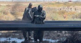 به گزارش خبرانرژی به نقل از شانا، فعالیت کارکنان واحد تعمیرات خطوط لوله شرکت نفت و گاز ‎اروندان در دمای بالای ۵۰ درجه ‎خوزستان را می‌توان در همین قاب عکس خلاصه کرد.