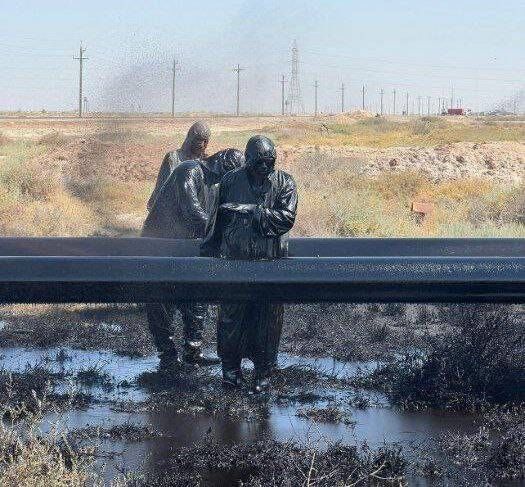 به گزارش خبرانرژی به نقل از شانا، فعالیت کارکنان واحد تعمیرات خطوط لوله شرکت نفت و گاز ‎اروندان در دمای بالای ۵۰ درجه ‎خوزستان را می‌توان در همین قاب عکس خلاصه کرد.