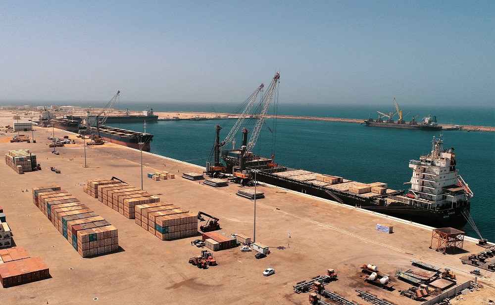 به گزارش خبرانرژی، عضو هیات عامل و معاون مهندسی و توسعه امور زیربنایی سازمان بنادر و دریانوردی گفت: احداث مجتمع بزرگ بندری مکران، محرومیت‌زدایی و توسعه معیشت ساحل‌نشینان، توسعه و بهره‌برداری از ظرفیت‌های اقتصاد دریامحور و ایجاد قطب‌های توسعه دریایی در سواحل و پسکرانه‌ها را به دنبال خواهد داشت.