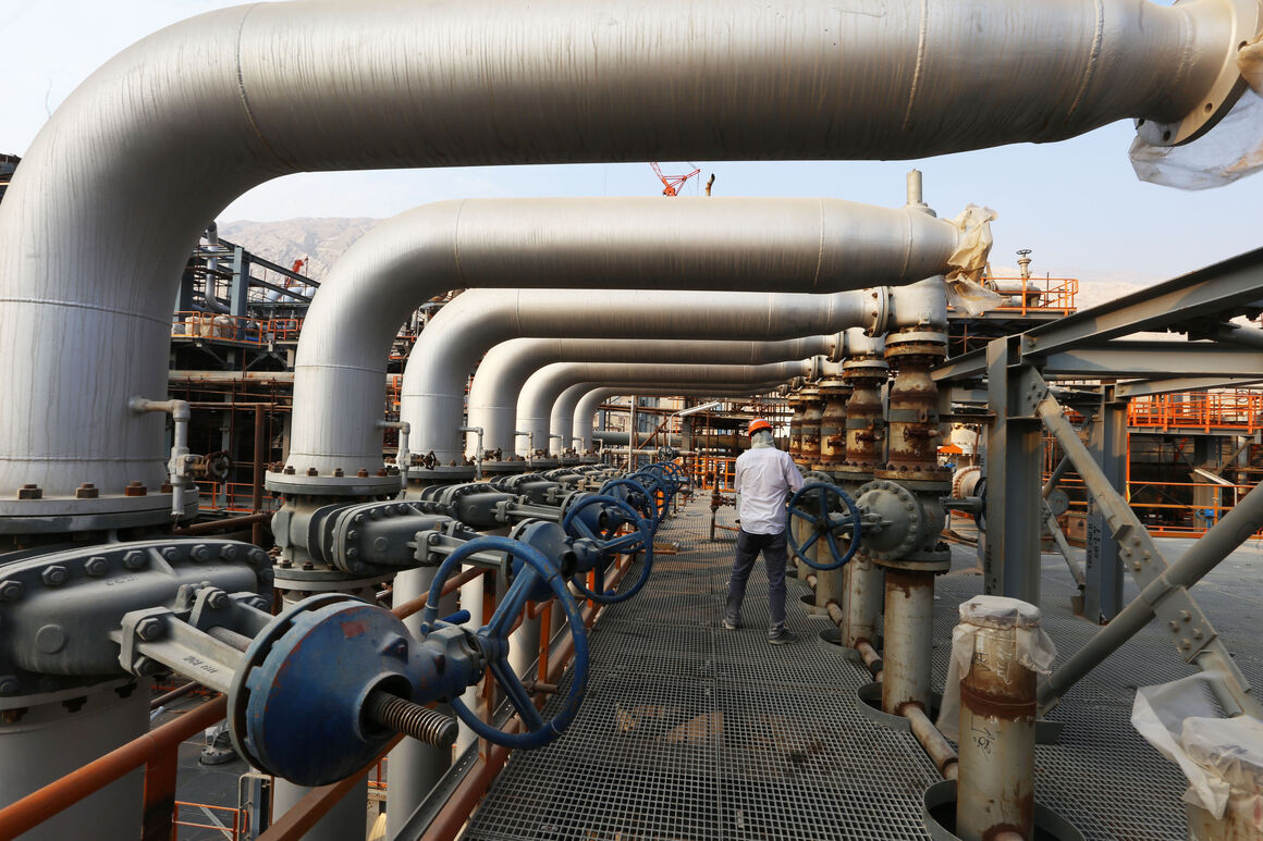 به گزارش خبرانرژی به‌نقل از هلدینگ پتروفرهنگ، آیین قدردانی از هیئت مدیره و مدیرعامل شرکت پتروشیمی دنا با حضور جواد زارع‌پور مدیرعامل هلدینگ پتروفرهنگ، علی یاری مدیرعامل شرکت انرژی سپهر، معاونان و مدیران هلدینگ پتروفرهنگ برگزار شد.