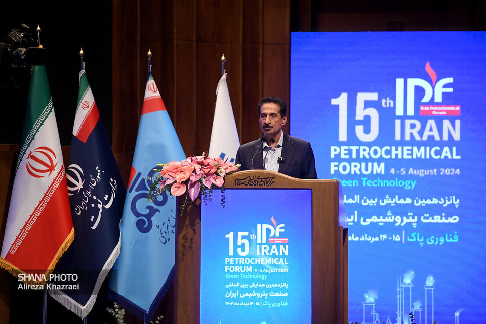 به گزارش خبرانرژی به نقل از شانا، احمد مهدوی‌ابهری روز (یکشنبه، ۱۴ مرداد) در آیین گشایش پانزدهمین همایش بین‌المللی صنعت پتروشیمی ایران با اشاره به اینکه نرخ رشد ۸درصدی و صادرات غیرنفتی سالانه ۲۳درصدی در برنامه هفتم توسعه دیده شده است که این موضوع شامل صنعت پتروشیمی نیز می‌شود، بیان کرد: ظرفیت تولید صنعت پتروشیمی در برنامه هفتم توسعه باید از ۹۶ میلیون تن کنونی به ۱۳۱.۵ میلیون تن برسد. این ۹۶ میلیون تن از برنامه‌های سوم تا ششم توسعه محقق شده است، بنابراین ۳۰درصد جهش در این برنامه، نیازمند الزام‌ها و زیرساخت‌هایی است که باید از سوی حاکمیت، شرکت ملی صنایع پتروشیمی و بخش خصوصی فراهم شود.