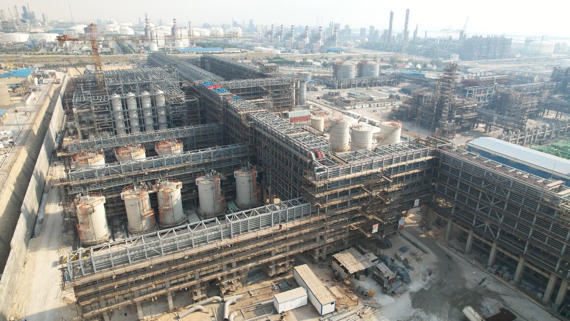 به گزارش خبرانرژی به نقل از شانا، رشید قانعی، مدیرعامل گروه سرمایه‌گذاری و توسعه صنایع تکمیلی پتروشیمی خلیج‌فارس (پترول)، روز (شنبه، ۲۰ مرداد) در آیین بهره‌برداری از بخشی از یوتیلیتی و سیستم آب خنک‌کننده پتروشیمی صدف خلیج‌فارس با اشاره به ورود پتروشیمی شهید تندگویان به‌عنوان یکی از سهام‌داران راهبردی پتروشیمی صدف خلیج‌فارس از اواخر پارسال به این شرکت، تأکید کرد: حضور پتروشیمی شهیدتندگویان در این شرکت تنها با هدف شراکت در سرمایه‌گذاری انجام نشده است و از تجربه آن‌ها در پیشبرد اهداف صدف خلیج‌فارس استفاده می‌شود، به‌طوری‌ که سرعت روند پیشرفت طرح‌ با حمایت‌های هلدینگ خلیج‌فارس و پتروشیمی شهیدتندگویان تسریع شده است.