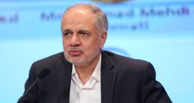 به گزارش خبرانرژی: علی کاردر در گفت‌وگو با شانا، با اشاره به اینکه وزیر پیشنهادی نفت دولت چهاردهم فردی توانمند، باانرژی و آشنا به صنعت نفت به‌خصوص بخش بالادستی بیان کرد: وی در کارهای اجرایی خود با دقت زیادی حضور داشته است، به‌طوری که تا وقتی از موفقیت کاری اطمینان حاصل نکند، کاری را آغاز نمی‌کند. به عبارت دیگر، باید موفقیت کار عملیاتی برای وی محرز شود تا آن کار را اجرا کند.