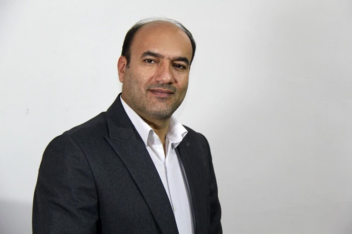 به گزارش خبرانرژی: علیرضا نثاری در گفت‌وگو شانا با اشاره به برنامه‌های وزیر پیشنهادی نفت، بیان کرد: پاک‌نژاد یک مدیر جوان و درون‌سازمانی است که از درون خود وزارتخانه برخاسته است، شاید تجربه مدیریت کلان نداشته باشد، اما فردی باانگیزه، مسلط، باسواد و متخصص است.