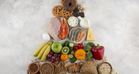 به گزارش خبرانرژی به نقل از باهتیم: برای معالجه عوارض ظاهری و درونی پیری بهجای صرف هزینه برای درمانهای چین و چروک صورت مبتنی بر مواد شیمیایی و مکملها، میتوانید به دنبال برخی از انتخابهای غذایی سالمتر بروید که به طور طبیعی در جهت افزایش تولید کلاژن بدن و بهبود سلامت پوست و معکوس کردن پیری عمل میکنند.