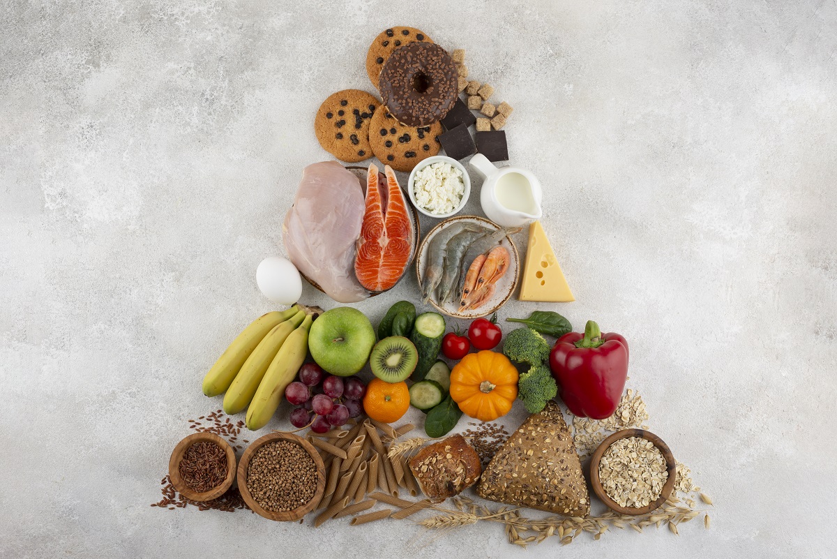 به گزارش خبرانرژی به نقل از باهتیم: برای معالجه عوارض ظاهری و درونی پیری به‌جای صرف هزینه برای درمان‌های چین و چروک صورت مبتنی بر مواد شیمیایی و مکمل‌ها، می‌توانید به دنبال برخی از انتخاب‌های غذایی سالم‌تر بروید که به طور طبیعی در جهت افزایش تولید کلاژن بدن و بهبود سلامت پوست و معکوس کردن پیری عمل می‌کنند.