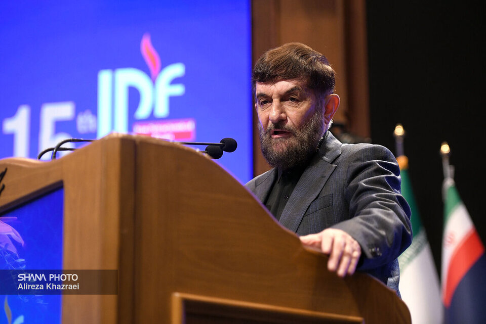 به گزارش خبرانرژی به نقل از شانا، علی آقامحمدی روز (یکشنبه، ۱۴مرداد) در آیین گشایش پانزدهمین همایش بین‌المللی صنعت پتروشیمی ایران بیان کرد: صنعت پتروشیمی ایران اکنون ظرفیت اسمی تولید سالانه ۹۶ میلیون تن محصول، ۷۴ میلیون تن تولید واقعی با ۴۰ میلیون تن فروش (با احتساب فروش بین مجتمعی) به ارزش ۲۶ میلیارد دلار را دارد.