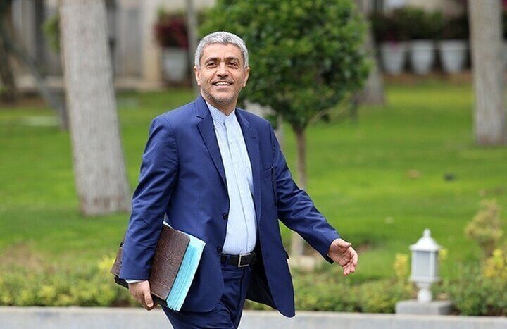 به گزارش خبرانرژی به نقل از شانا، مسعود پزشکیان با صدور حکمی ضمن انتصاب علی طیب‌نیا به‌عنوان مشاور عالی خود، بیان کرد: اهتمام به اهداف و آرمان‌های اصیل انقلاب اسلامی، حرکت در مسیر تحقق چشم‌انداز، سیاست‌های کلی ابلاغی رهبر معظم انقلاب مدظله العالی و وفاداری به منشور اخلاقی دولت چهاردهم به‌منظور خدمت هرچه بیشتر به مردم ایران، مورد نظر است.