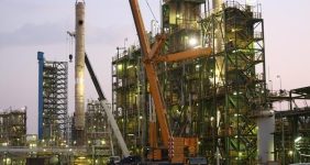 به گزارش خبرانرژی:  واحد اَستالدِئید مجتمع پتروشیمی شازند که در زمینه تولید محصولاتی چون اسید استیک فعالیت دارد، پیشتر از وسل و راکتور با جنس کربن استیل ساخت کشور آلمان استفاده می‌کرد که به دلیل خورندگی شدید سیال مشکلات عدیده‌ی از جمله: ریزش و تجمع رسوبات در سیال و تجهیزات، تاثیرات منفی در کارآیی و خلوص کاتالیست، کاهش میزان تولید واحد، افرایش تکرار و زمان تعمیرات در واحد و بعضا آسیب دیدن پوشش ها و سوراخ شدن راکتور و نشتی خطرناک به وجود آورد.