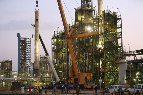 به گزارش خبرانرژی:  واحد اَستالدِئید مجتمع پتروشیمی شازند که در زمینه تولید محصولاتی چون اسید استیک فعالیت دارد، پیشتر از وسل و راکتور با جنس کربن استیل ساخت کشور آلمان استفاده می‌کرد که به دلیل خورندگی شدید سیال مشکلات عدیده‌ی از جمله: ریزش و تجمع رسوبات در سیال و تجهیزات، تاثیرات منفی در کارآیی و خلوص کاتالیست، کاهش میزان تولید واحد، افرایش تکرار و زمان تعمیرات در واحد و بعضا آسیب دیدن پوشش ها و سوراخ شدن راکتور و نشتی خطرناک به وجود آورد.