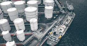 قیمت گاز طبیعی مایع شده (ال‌ان‌جی) در جهان طی هفته‌های اخیر با افزایش نسبی همراه بود که از مهم‌ترین دلایل این رشد قیمت می‌توان به خروج ال‌ان‌جی روسیه از بازارهای اروپا و کاهش پیش‌بینی جمهوری آذربایجان درباره صادرات گاز به قاره سبز اشاره کرد. درمقابل، توسعه یک میدان گاز نامتعارف در عربستان و افزایش صادرات گاز روسیه به چین مانع رشد بیشتر قیمت‌ها در این بازار بوده است.