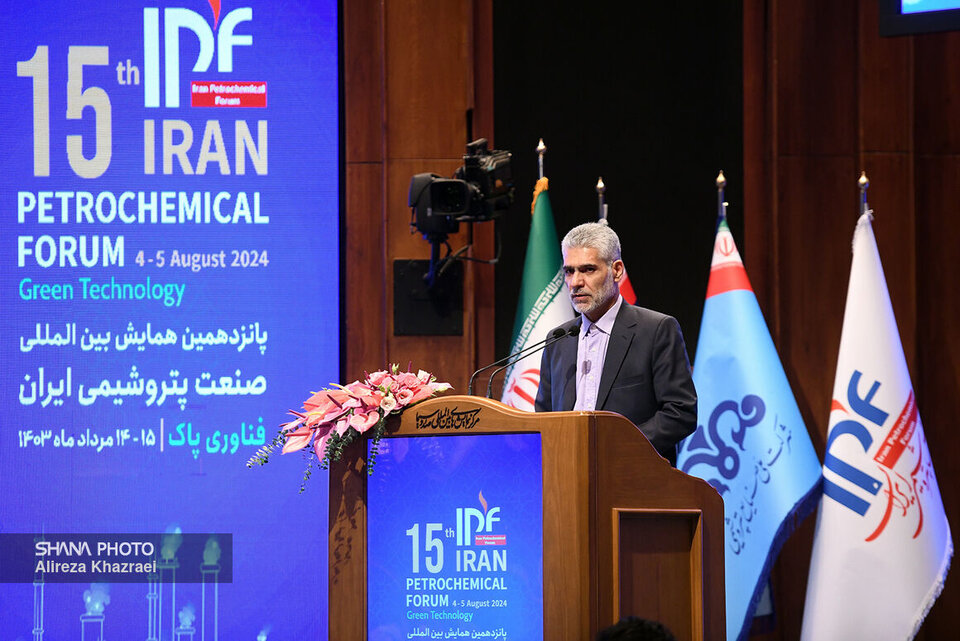 به گزارش خبرانرژی به نقل از شانا، عبدالحسین بیات روز (یکشنبه، ۱۴ مرداد) در آیین گشایش پانزدهمین همایش بین‌المللی صنعت پتروشیمی ایران با اشاره به تکلیف برنامه هفتم توسعه در حوزه نقش صندوق‌های بازنشستگی در زمینه توسعه صنعتی کشور، به‌ویژه صنعت پتروشیمی، گفت: صندوق بازنشستگی صنعت نفت به‌صورت تخصصی در زیرمجموعه وزارت نفت شکل گرفته است و هیچ‌گونه وابستگی به دولت و بودجه کشور ندارد.