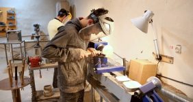 به گزارش خبرانرژی، عضو کمیسیون اجتماعی مجلس شورای اسلامی با اعلام اینکه اصلاح ماده ۴۱ قانون کار برای افزایش مزد کارگران به‌اندازه تورم در کمیسیون در حال بررسی است، گفت: پیشنهاد توزیع سبد کالا شامل مرغ، گوشت، روغن و برنج کنار افزایش حقوق را مطرح خواهیم کرد.