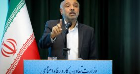 به گزارش خبرانرژی: وزیر تعاون، کار و رفاه اجتماعی امروز در سخنرانی پیش از خطبه‌های نماز عبادی- سیاسی جمعه تهران با اشاره به پشت سر گذاشتن ۱۳ شهریور، روز ملی تعاون و اینکه سال آینده در دنیا به عنوان سال تعاونی‌ها نامگذاری شده است، گفت: دنیا به این نکته رسیده که مبارزه با فقر، بیکاری، نابرابری و توسعه عادلانه نیازمند گسترش بخش تعاونی است؛ امری که در قانون اساسی کشور نیز دیده شده است.