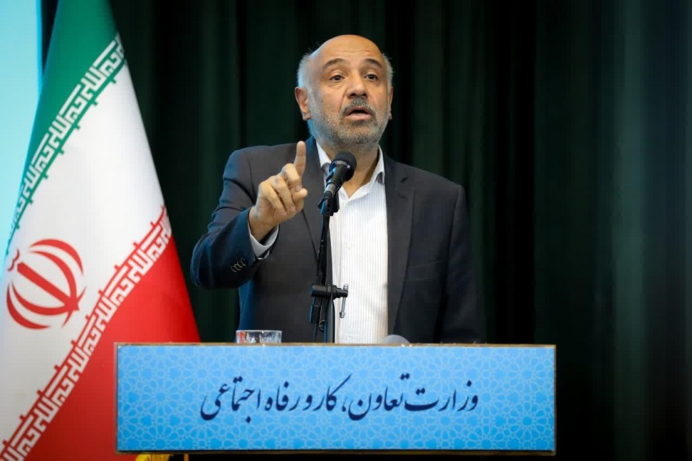 به گزارش خبرانرژی: وزیر تعاون، کار و رفاه اجتماعی امروز در سخنرانی پیش از خطبه‌های نماز عبادی- سیاسی جمعه تهران با اشاره به پشت سر گذاشتن ۱۳ شهریور، روز ملی تعاون و اینکه سال آینده در دنیا به عنوان سال تعاونی‌ها نامگذاری شده است، گفت: دنیا به این نکته رسیده که مبارزه با فقر، بیکاری، نابرابری و توسعه عادلانه نیازمند گسترش بخش تعاونی است؛ امری که در قانون اساسی کشور نیز دیده شده است.