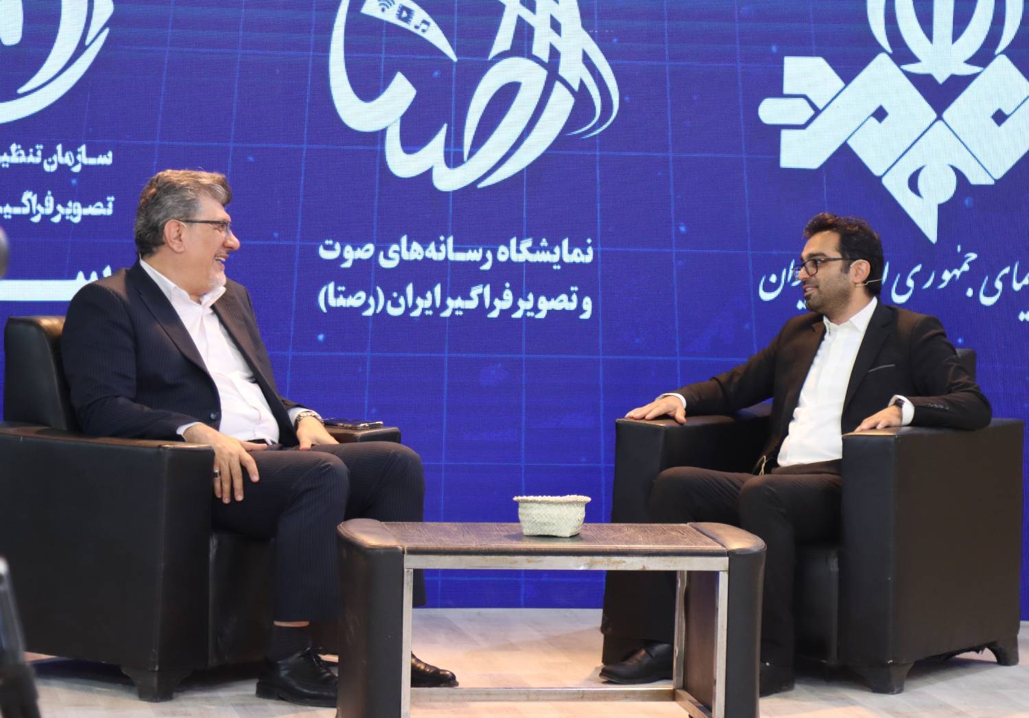 به گزارش خبرانرژی: سامان مرادحسینی  رئیس شورای راهبری مجمع «رصتا» با اشاره به برگزاری سومین نمایشگاه «رصتا» تاکید کرد: رسانه‌های صوت و تصویر دائما در حال پیشرفت هستند. نسبت به نمایشگاه قبلی رسانه‌ها حرف‌های جدیدی برای گفتن دارند. «رصتا» فرصتی است که رسانه‌ها بتوانند دستاوردهای جدیدشان را نمایش بدهند. در این نمایشگاه تعاملات مختلفی بین کاربران و رسانه‌ها و تنظیم‌گران و سازمان‌های دیگر صورت می گیرد. این تعاملات و ارتباطات به پیشرفت کار رسانه‌ها خیلی کمک می کند.