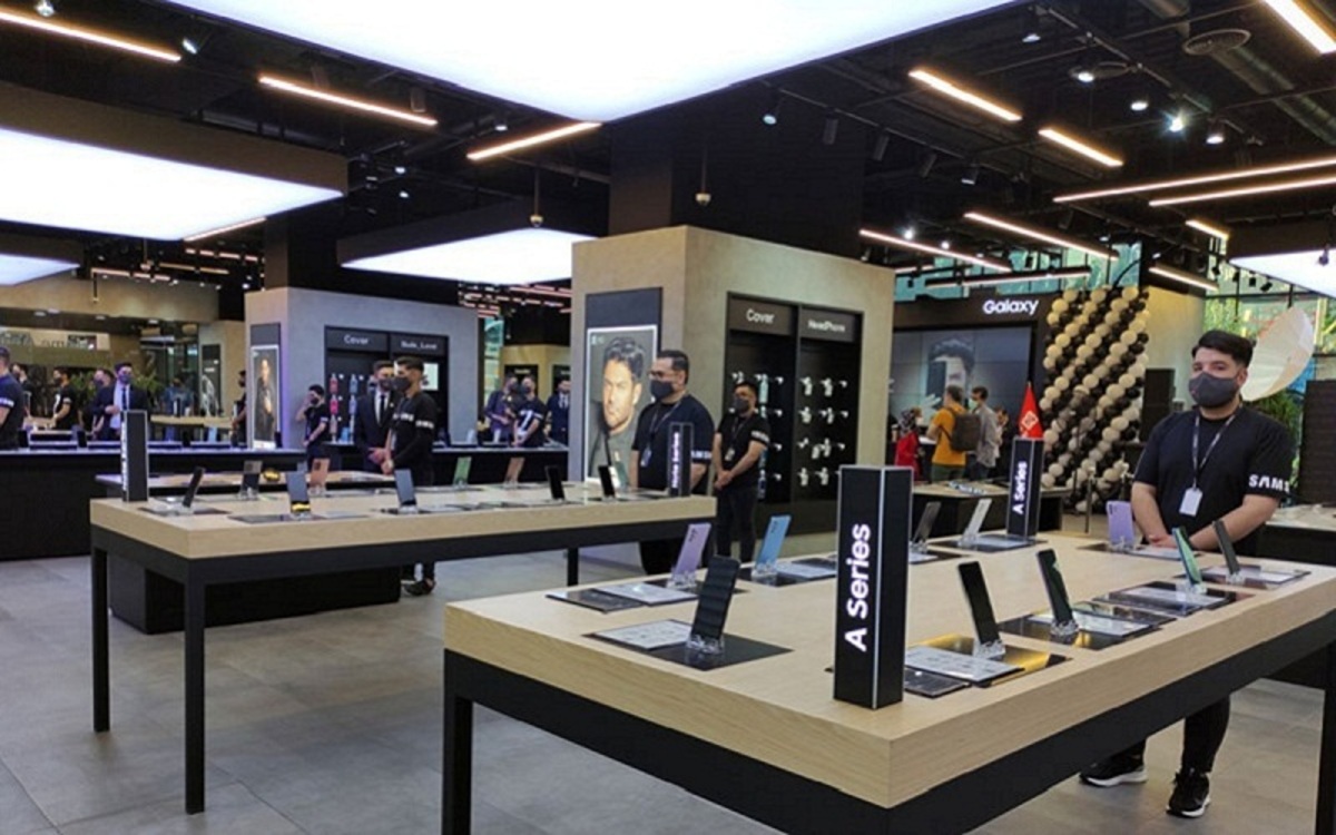 به گزارش خبرانرژی، او در این یادداشت به تجربه خرید موبایل اشاره کرده و نوشته است: هر کدام از ما احتمالا بارها تجربه خرید یک تلفن همراه را داشته‌ایم. تجربه‌ای که اغلب با سوالاتی مانند ساخت کجاست؟ اصلی است یا تقلبی؟ و گارانتی‌اش معتبر است؟ همراه بوده است. این سردرگمی دغدغه‌ای است که بسیاری از خریداران تلفن همراه با آن مواجه‌اند.