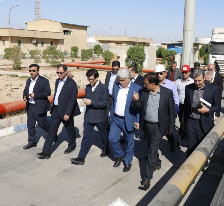 معاون وزیر نفت در امور پالایش و پخش وارد منطقه راهبردی خوزستان شد، مدیرعامل شرکت ملی پالایش و پخش فرآورده‌های نفتی به‌منظور بازدید از پالایشگاه آبادان و انجام هماهنگی‌های لازم برای استمرار سوخت و توزیع فرآورده‌های نفتی به سراسر کشور همچنین بررسی توسعه زیرساخت‌های صنعت پالایش و پخش، وارد منطقه راهبردی خوزستان شد.