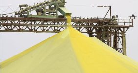 آغاز عرضه ۳ هزار تن گوگرد در رینگ داخلی بورس کالا، عرضه ۳ هزار تن گوگرد کلوخه پالایشگاه گاز شهید هاشمینژاد در پی تکمیل فرایند پذیرش گوگرد در بورس کالای ایران، در رینگ داخلی بورس آغاز شد.