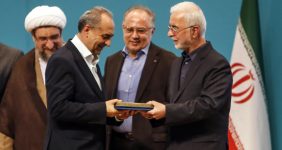 به گزارش خبرانرژی: احمد سجادی‌فر| در این مراسم که نماینده ولی فقیه در استان، نمایندگان مجلس خبرگان رهبری و مجلس شورای اسلامی، فرماندهان نظامی و انتظامی، مسئولان اجرایی و جمعی از خانواده‌های معظم شهدا و ایثارگران، نخبگان و شخصیت‌های سیاسی و اجتماعی استان نیز در آن حضور داشتند، دکتر اسکندر مومنی، وزیر کشور، بهرام سرمست را به عنوان هفدهمین استاندار آذربایجان شرقی معرفی کرد.