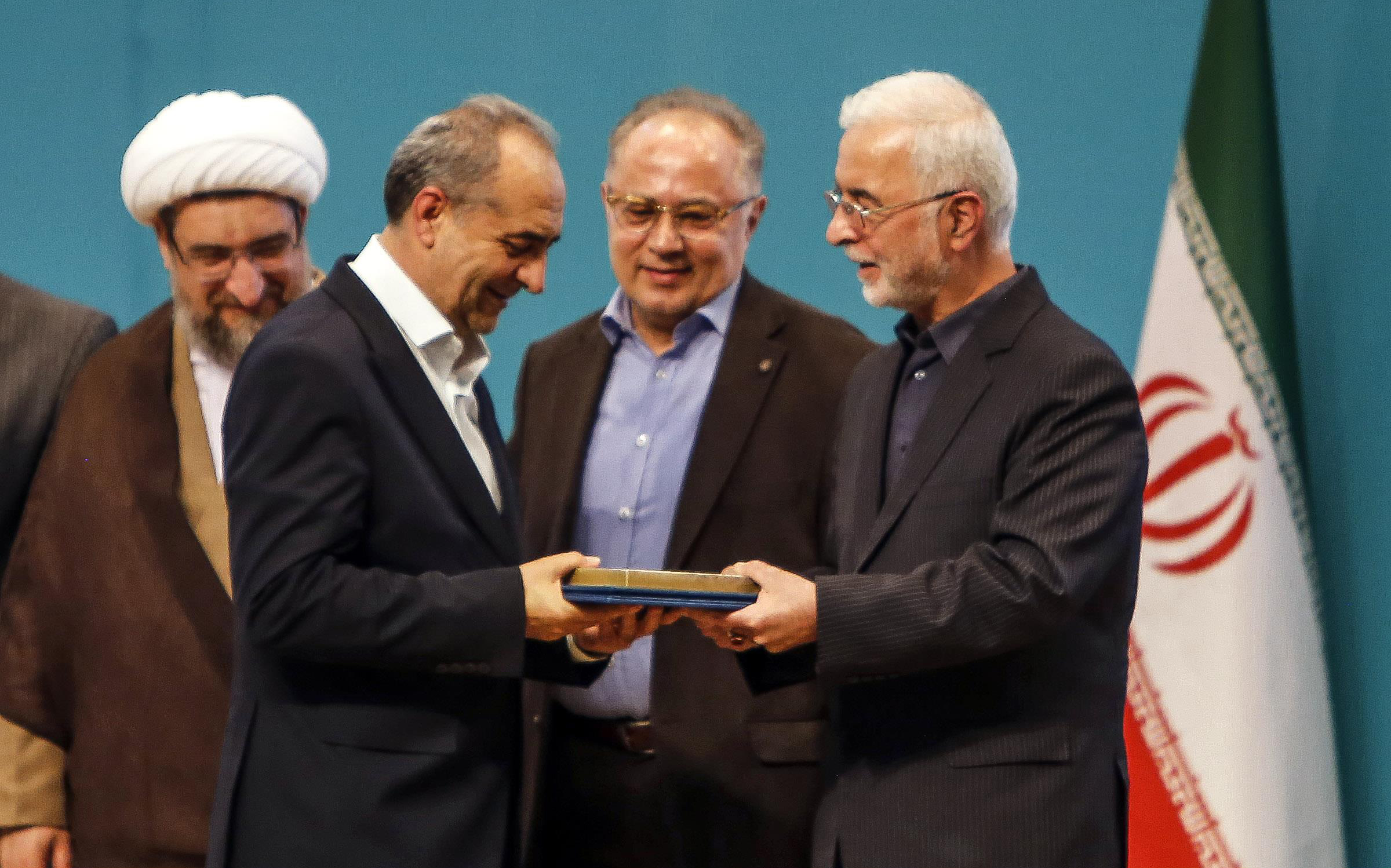 به گزارش خبرانرژی: احمد سجادی‌فر| در این مراسم که نماینده ولی فقیه در استان، نمایندگان مجلس خبرگان رهبری و مجلس شورای اسلامی، فرماندهان نظامی و انتظامی، مسئولان اجرایی و جمعی از خانواده‌های معظم شهدا و ایثارگران، نخبگان و شخصیت‌های سیاسی و اجتماعی استان نیز در آن حضور داشتند، دکتر اسکندر مومنی، وزیر کشور، بهرام سرمست را به عنوان هفدهمین استاندار آذربایجان شرقی معرفی کرد.