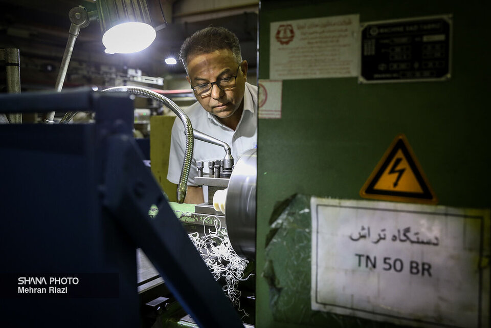 بومی‌سازی ۹۸۶ قطعه و تجهیز راهبردی در پالایشگاه چهارم پارس جنوبی، مدیر پالایشگاه چهارم مجتمع گاز پارس جنوبی از خودکفایی ساخت ۹۸۶ قلم کالا و تجهیزات فنی با استفاده از دانش و تخصص نیروهای جوان ایرانی و بهره‌مندی از شرکت‌های دانش‌بنیان داخلی از ابتدای امسال تا کنون خبر داد.