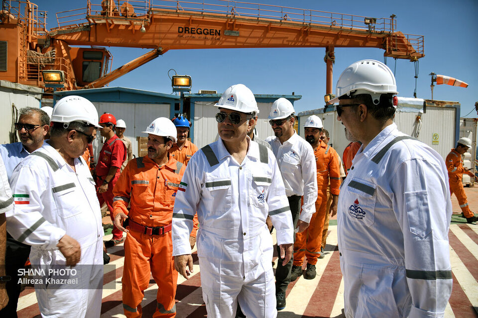 پاک‌نژاد: تمام‌قد در کنار سربازان خط مقدم تولید کشور هستیم؛ وزیر نفت گفت: بدانید که بنده به‌عنوان فردی دردآشنا با صنعت نفت با دقت و حساسیت مسائل مربوط به سرمایه انسانی به‌ویژه کارکنان مناطق عملیاتی و کارکنان مستقر در سکوهای نفت و گاز را بررسی و رسیدگی می‌کنم.