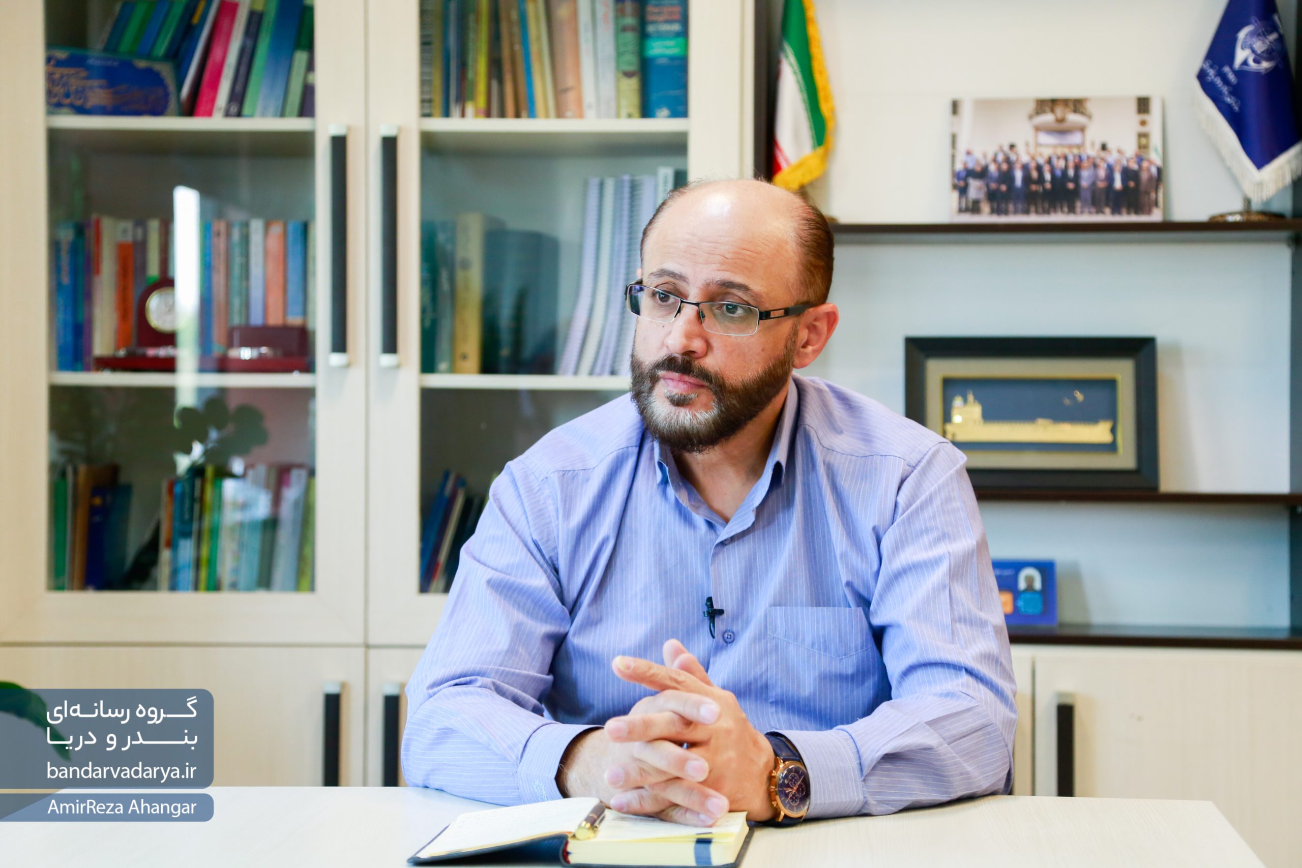 به گزارش خبرانرژی به نقل از بندر و دریا، آیین‌نامه شرکت‌های کارگزاری ترابری دریایی برای نخستین بار سال ۱۳۶۵ تصویب شد و در سال های پس از آن نیز اصلاحاتی در آن رخ داد. حال در آیین نامه جدید تسهیلاتی برای صدور مجوز و شناسنامه دار کردن فعالیت های بندری و دریایی در نظر گرفته شده که تا پیش از آن نبوده است. مواردی از جمله توجه خاص به فارغ التحصیلان دانشگاهی رشته های دریایی، حذف شرط مدیرعامل برای صدور مجوز و… که باعث شده موانع از پیش پای سرمایه گذاران برداشته شود.