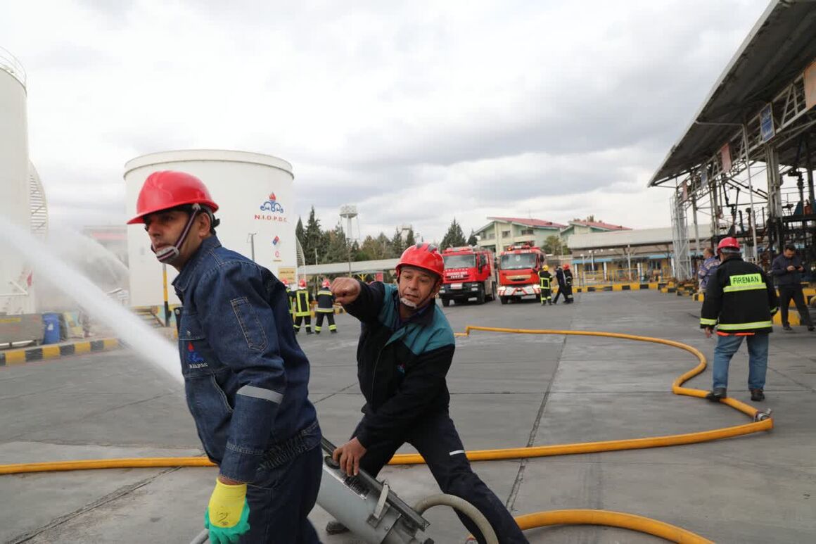 رزمایش واکنش در شرایط اضطراری و پدافند غیرعامل منطقه ارومیه برگزار شد؛ مدیر شرکت پخش فرآورده‌های نفتی منطقه ارومیه با اشاره به ضرورت آمادگی لازم در مقابله با شرایط اضطراری در انبارهای نفتی و مراکز تأمین سوخت گفت: مانور ایمنی و اطفای حریق با هدف ایجاد آمادگی برای واکنش در شرایط اضطراری با حضور همه سازمان‌های امدادی و خدمات‌رسان در انبار نفت مرکزی ارومیه برگزار شد.