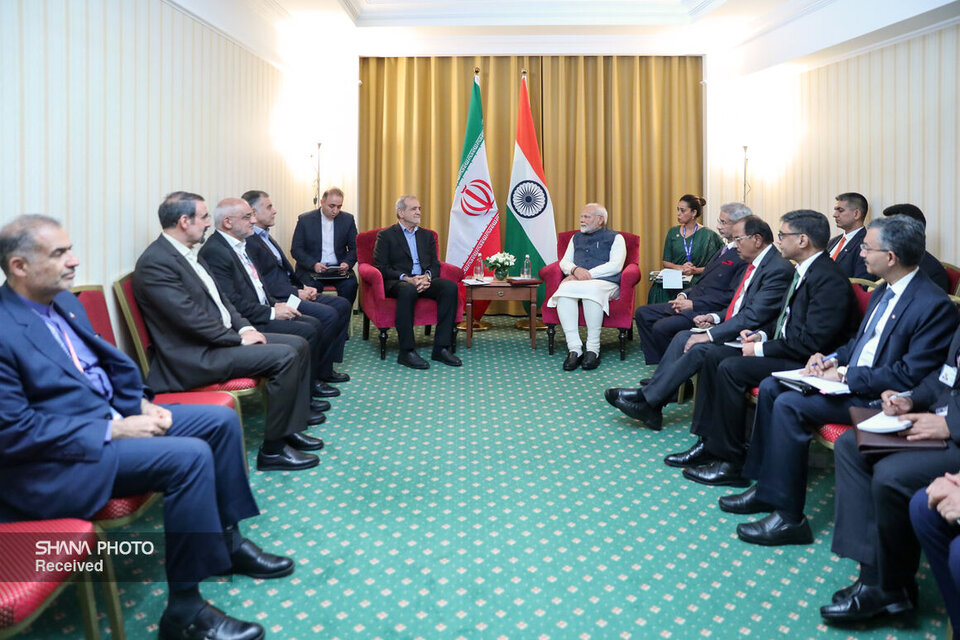 عضویت ایران و هند در بریکس زمینه مناسبی برای تقویت همکاری‌های متقابل است، رئیس‌جمهوری گفت: عضویت ایران و هند در بریکس زمینه مناسبی برای تقویت بیش از پیش روابط و همکاری‌های دو کشور همسو با تأمین منافع متقابل است.