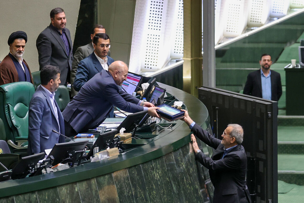 لایحه بودجه سال ۱۴۰۴ تقدیم مجلس شورای اسلامی شد، رئیس‌جمهوری بخش نخست لایحه بودجه ۱۴۰۴ را به هیئت رئیسه مجلس شورای اسلامی تقدیم کرد.