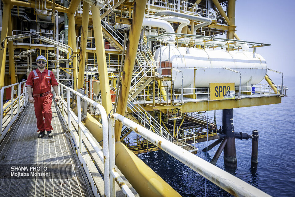 لغو مصوبه سقف حقوق انگیزه کارکنان عملیاتی نفت را افزایش می‌دهد، عضو کمیسیون انرژی مجلس شورای اسلامی گفت: برداشت سقف حقوق کارکنان عملیاتی نفت به‌دلیل سختی کار، باعث ایجاد انگیزه در میان آنها می‌شود.