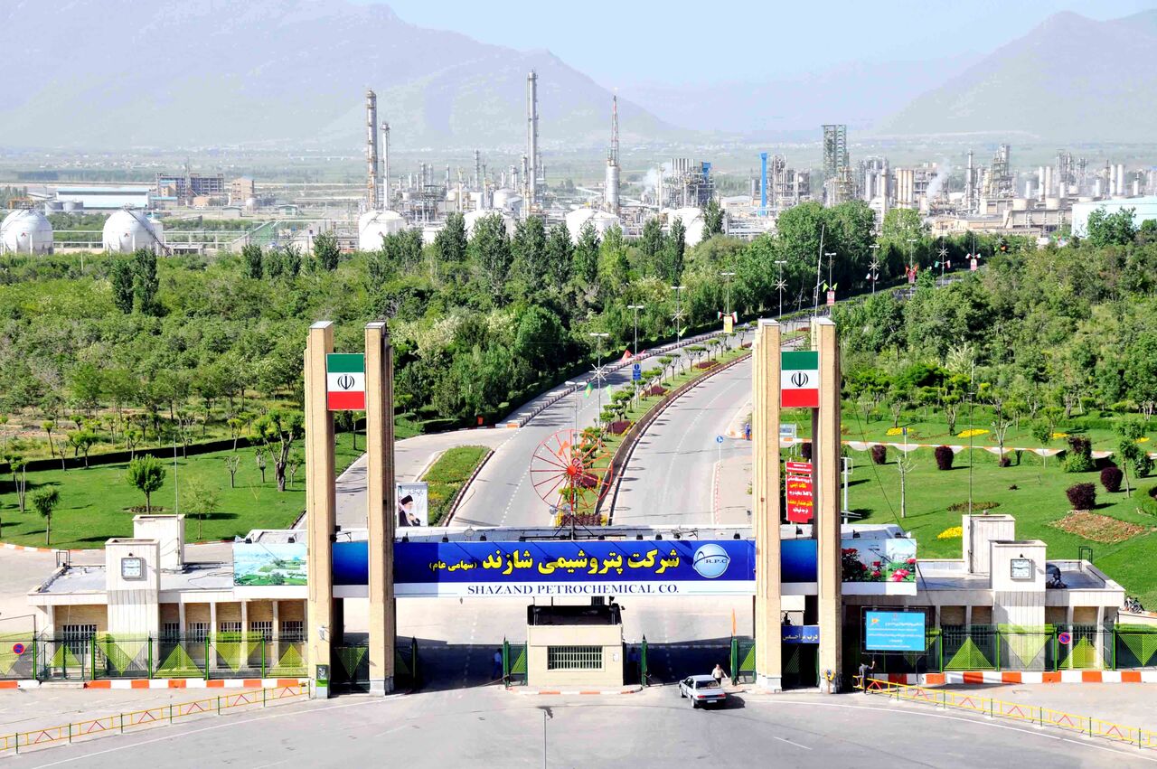 به گزارش خبرانرژی به نقل از ایپنا،عباس کریمی که اکنون به مدیرعاملی پتروشیمی شازند رسیده است، از جمله مدیرانی است که در دولت سیزدهم شرکت‌ها و هیأت مدیره‌های پتروشیمی رو یک به یک می‌پیمود و در حال حاضر از سوی نمایندگان پالایشگاه نفت تهران که منصوب دولت سیزدهم بوده‌اند، به عنوان مدیرعامل شرکت پتروشیمی شازند منصوب شده است.